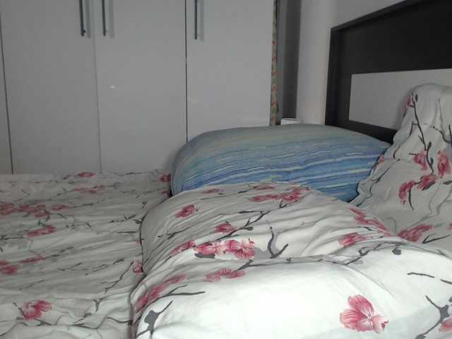 petitedanielle live cam on BongaCams
