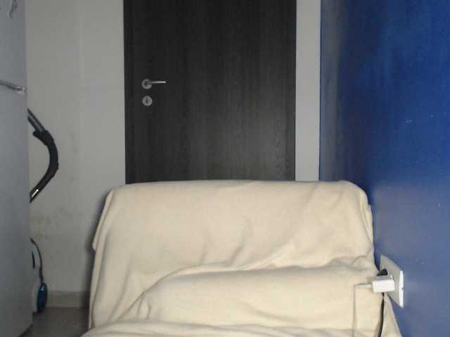 petitedanielle live cam on BongaCams