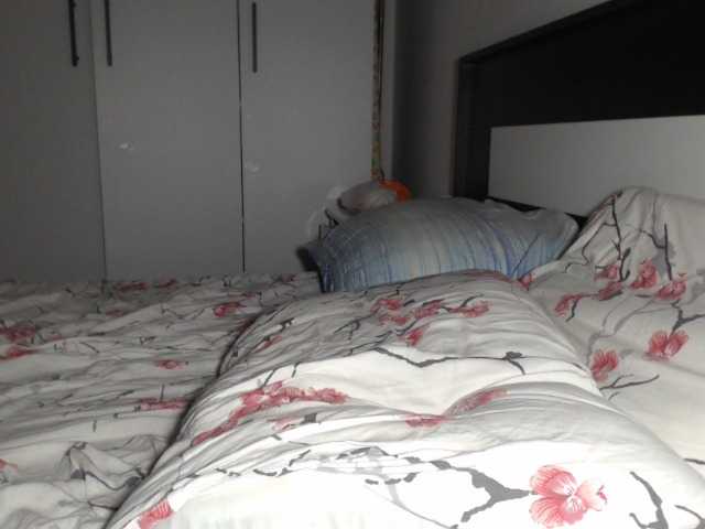 petitedanielle live cam on BongaCams