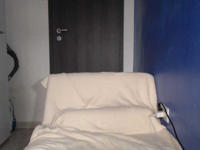 petitedanielle live cam on BongaCams