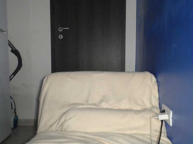 petitedanielle live cam on BongaCams