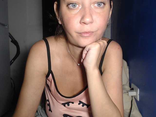 petitedanielle live cam on BongaCams