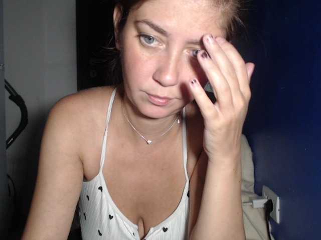 petitedanielle live cam on BongaCams