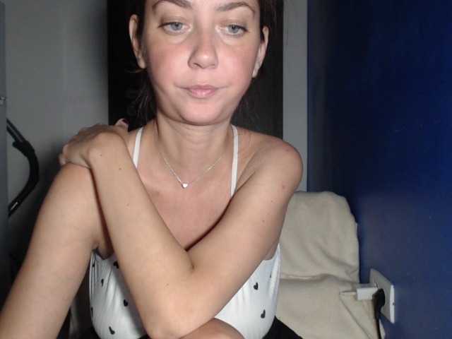 petitedanielle live cam on BongaCams