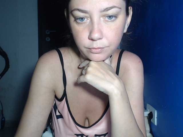 petitedanielle live cam on BongaCams
