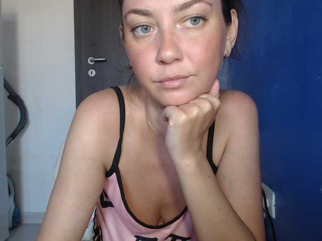 petitedanielle live webcam show