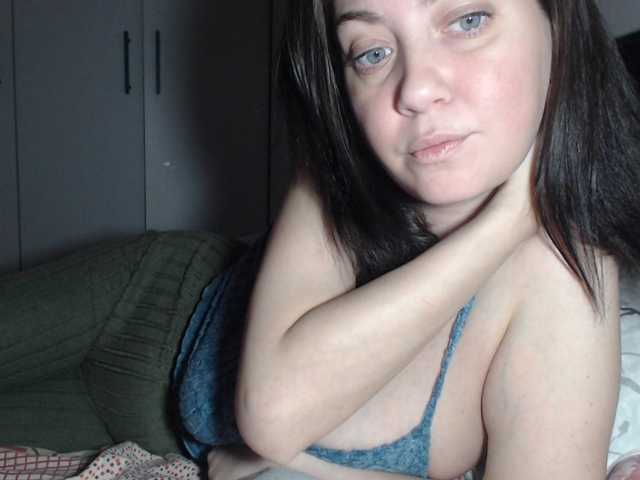 petitedanielle live cam on BongaCams