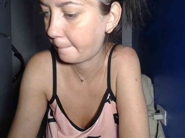 petitedanielle Live Webcam on BongaCams