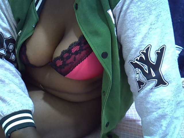 Sexymummy1 live cam on BongaCams