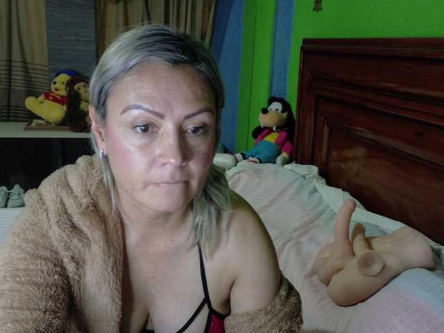 le modèle Charlizetheron1 est en webcam porno dans un show sur le site bongacams, il possède les tags suivants: White/Caucasian,Blonde,Shaved