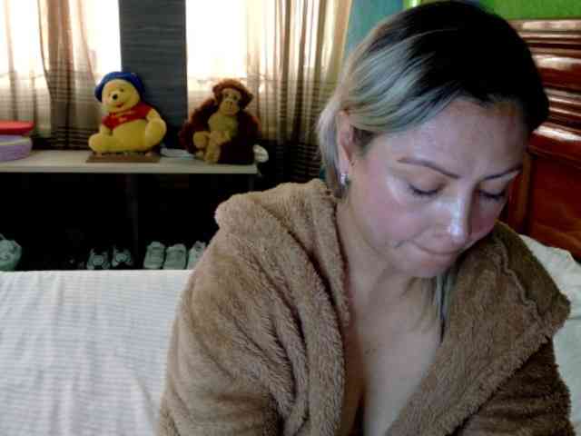 Charlizetheron1 webcam