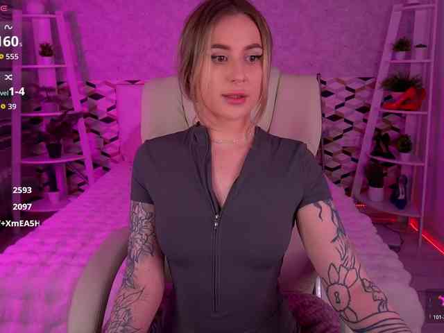 Ce modèle est en direct maintenant. ArolinaNight