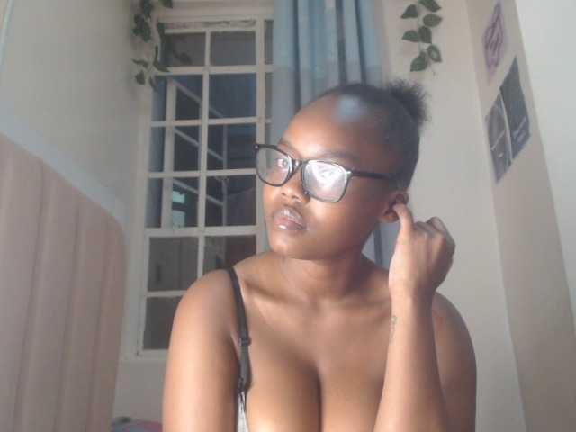 Curvy-maxy9 live cam on BongaCams