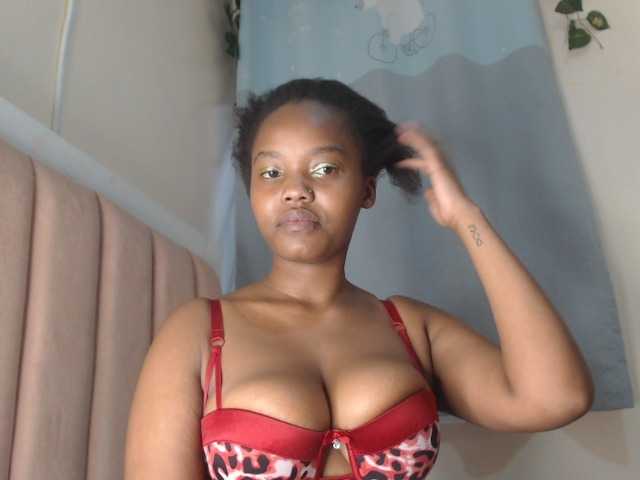 Curvy-maxy9 live cam on BongaCams