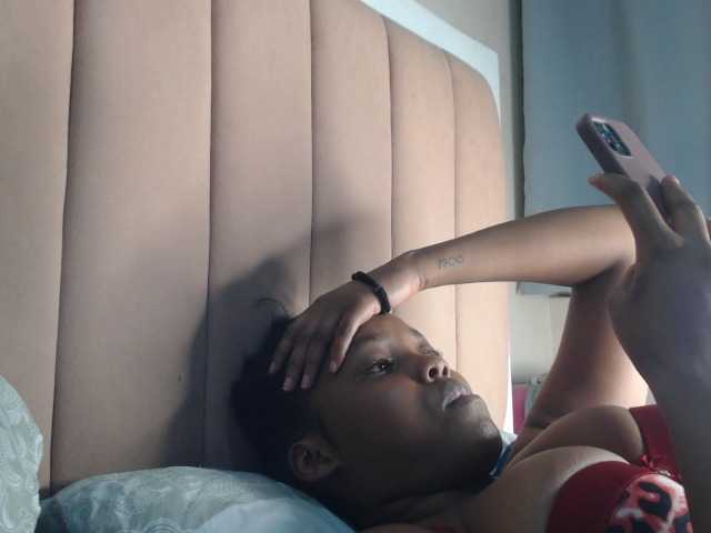 Curvy-maxy9 live cam on BongaCams