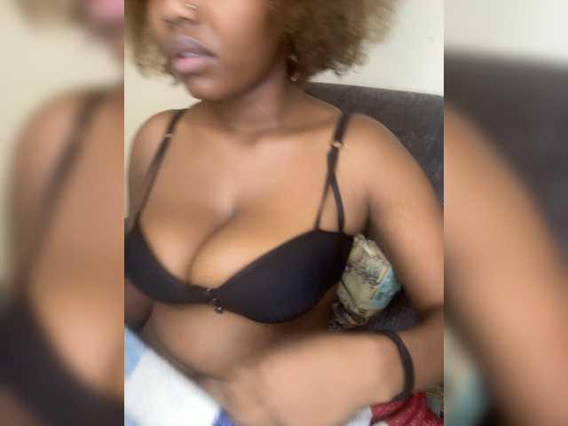 Curvy-maxy9 live cam on BongaCams