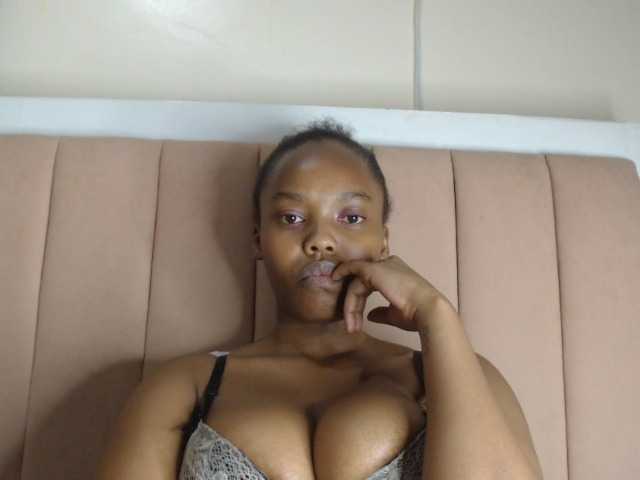 Curvy-maxy9 live cam on BongaCams