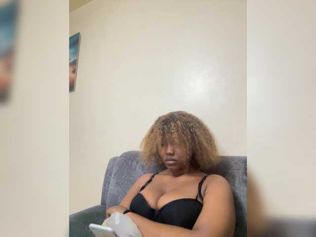 Curvy-maxy9 live cam on BongaCams