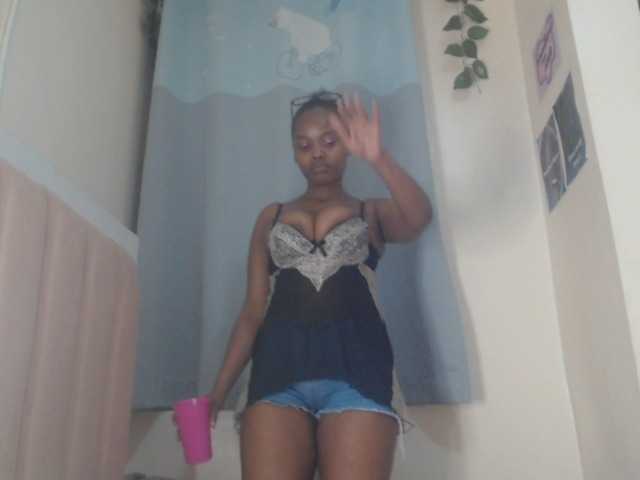 Curvy-maxy9 live cam on BongaCams