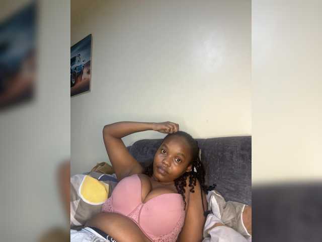 Curvy-maxy9 live cam on BongaCams