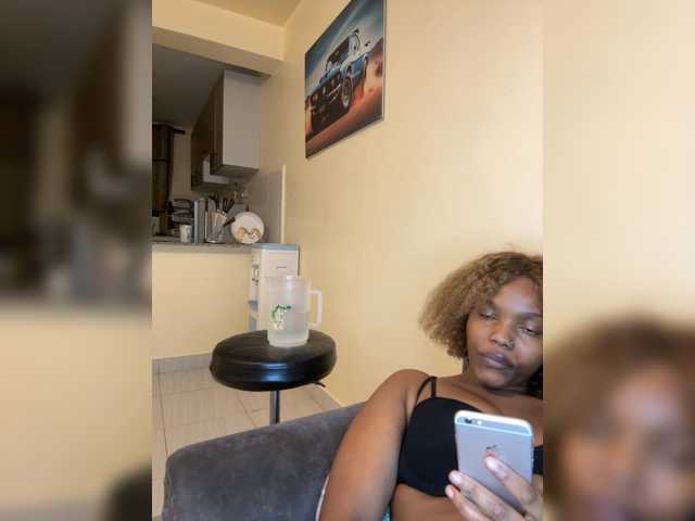 Curvy-maxy9 live cam on BongaCams