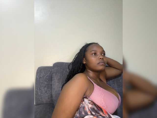 Curvy-maxy9 live cam on BongaCams