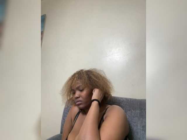 Curvy-maxy9 live cam on BongaCams
