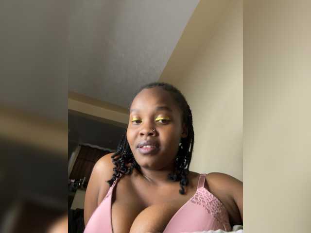 Curvy-maxy9 live cam on BongaCams