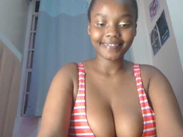 Curvy-maxy9 live cam on BongaCams