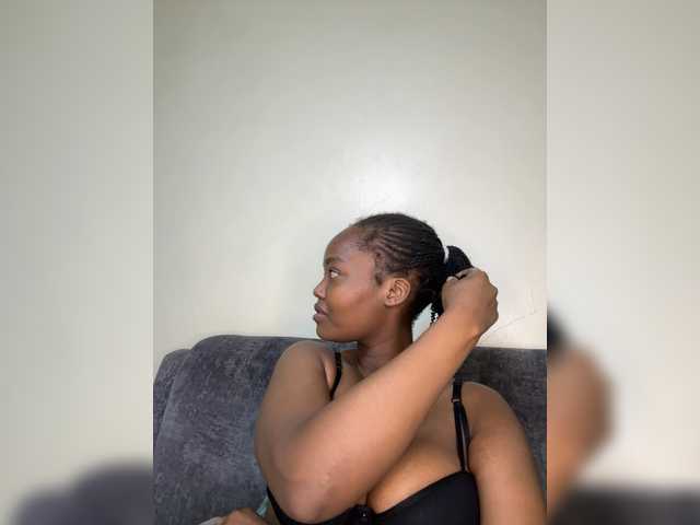 Curvy-maxy9 live cam on BongaCams