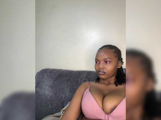 Curvy-maxy9 live cam on BongaCams