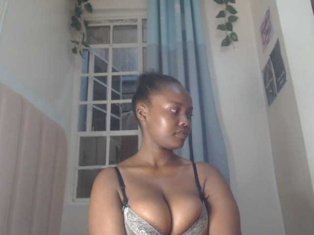 Curvy-maxy9 live cam on BongaCams