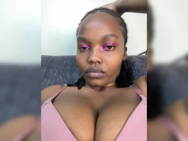 Curvy-maxy9 live cam on BongaCams