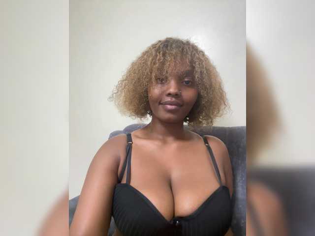 Curvy-maxy9 live cam on BongaCams