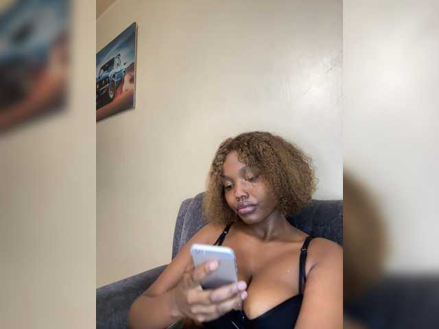 Curvy-maxy9 live cam on BongaCams