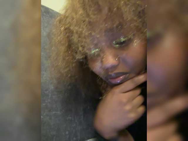 Curvy-maxy9 live cam on BongaCams