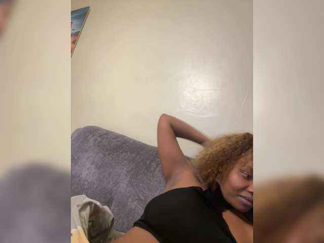 Curvy-maxy9 live cam on BongaCams