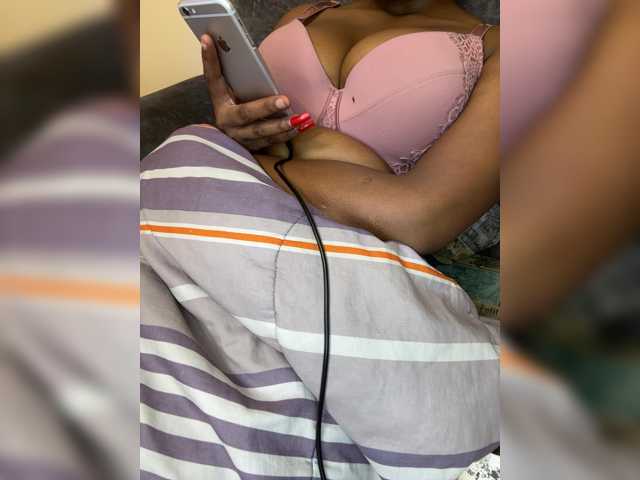 Curvy-maxy9 live cam on BongaCams