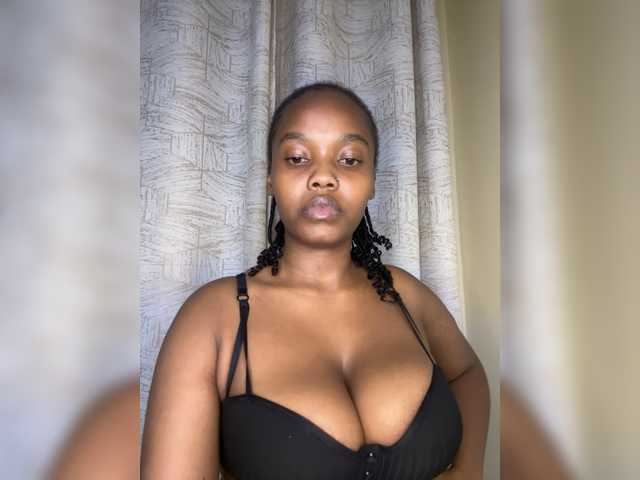 Curvy-maxy9 live cam on BongaCams