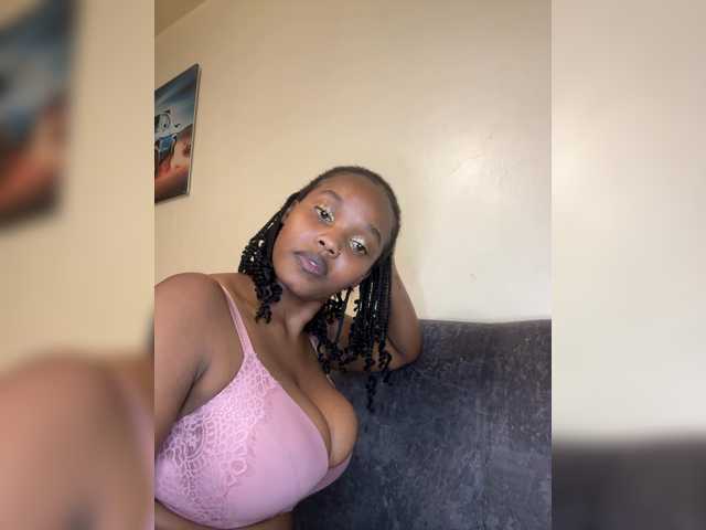 Curvy-maxy9 live cam on BongaCams