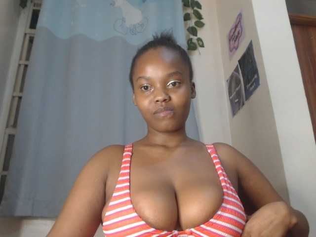 Curvy-maxy9 live cam on BongaCams