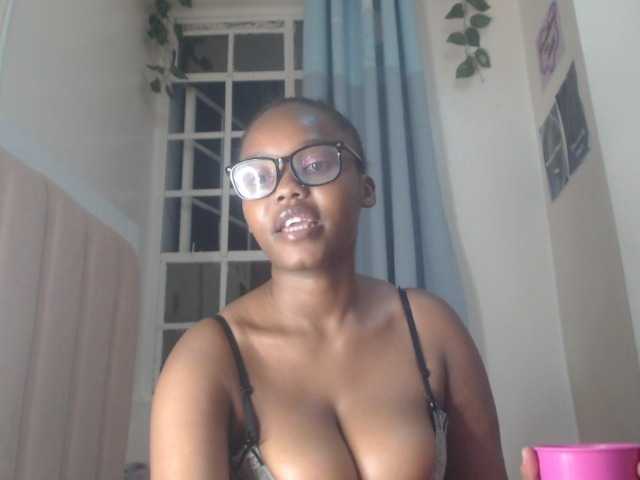 Curvy-maxy9 live cam on BongaCams