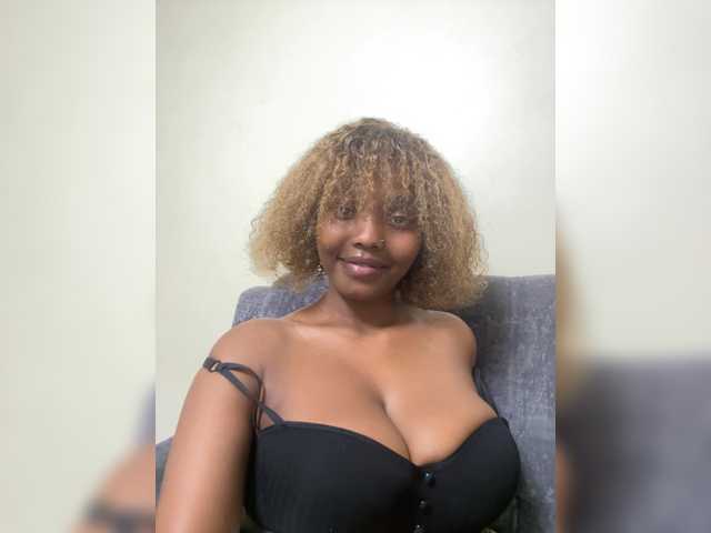 Curvy-maxy9 live cam on BongaCams