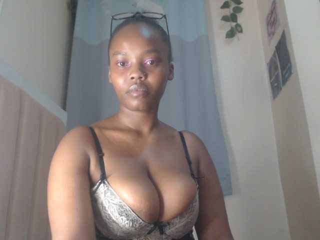 Curvy-maxy9 live cam on BongaCams