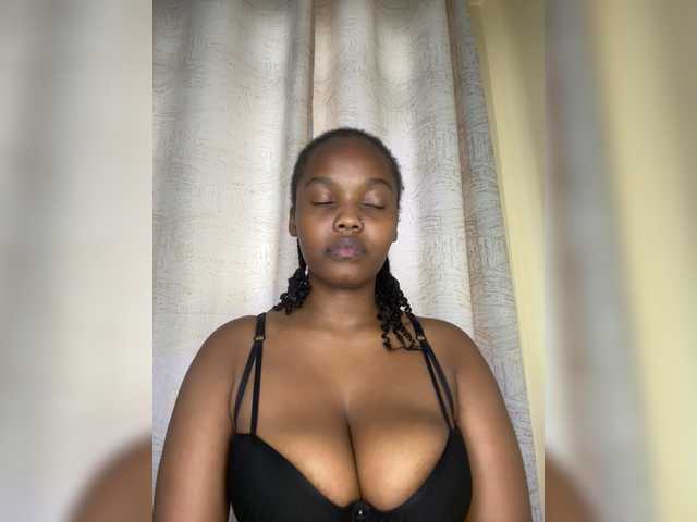 Curvy-maxy9 live cam on BongaCams