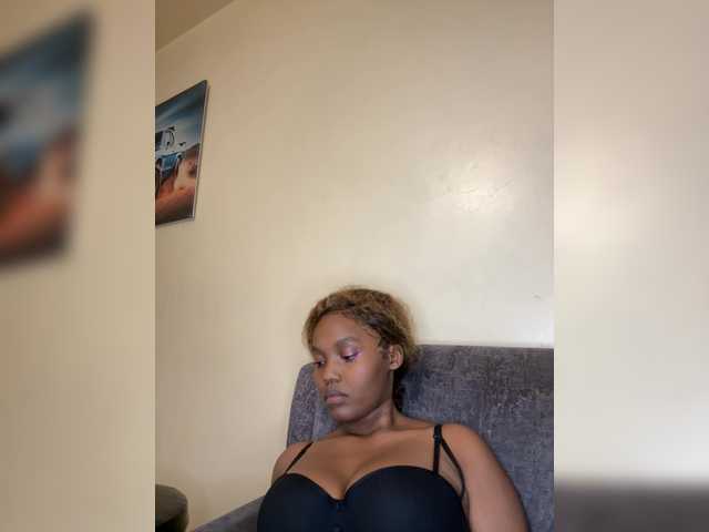 Curvy-maxy9 live cam on BongaCams