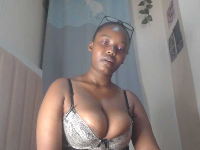 Curvy-maxy9 live cam on BongaCams