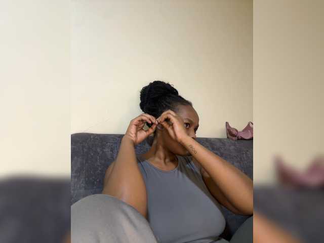 Curvy-maxy9 live cam on BongaCams