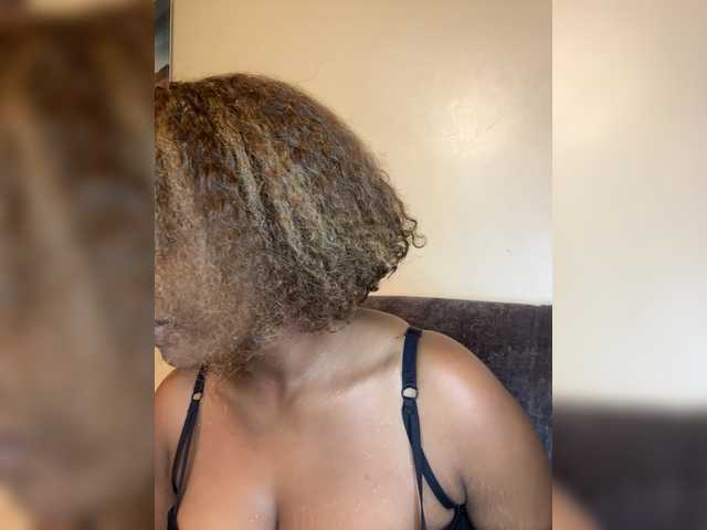 Curvy-maxy9 live cam on BongaCams