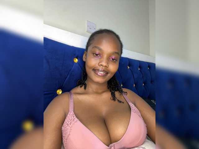 Curvy-maxy9 live cam on BongaCams
